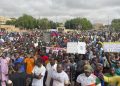NÍGER. Miles de personas se manifiestan contra los gobiernos de Francia y EE.UU y con banderas rusas