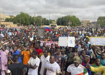 NÍGER. Miles de personas se manifiestan contra los gobiernos de Francia y EE.UU y con banderas rusas