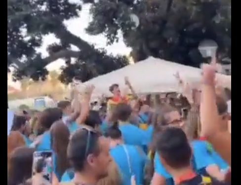 Video de Jóvenes católicos que asisten a un acto con el Papa en Portugal cantando el Cara al sol