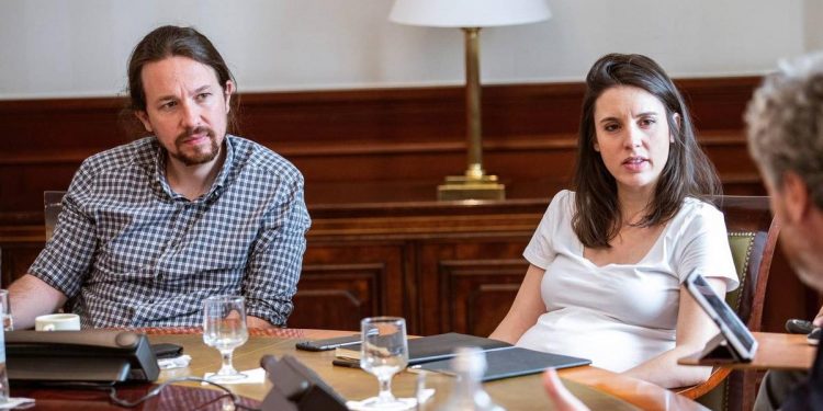 Crisis en Podemos: Pablo Iglesias publica el curriculm de su mujer Irene Montero