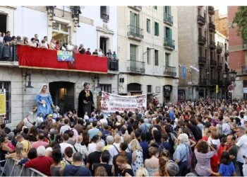 Grácia, en Barcelona: los vecinos abuchearon el pregón oficial y organizaron otro paralelo
