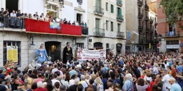 Grácia, en Barcelona: los vecinos abuchearon el pregón oficial y organizaron otro paralelo