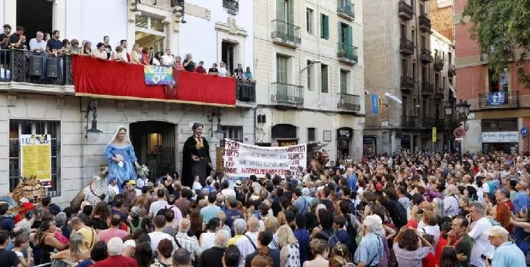Grácia, en Barcelona: los vecinos abuchearon el pregón oficial y organizaron otro paralelo