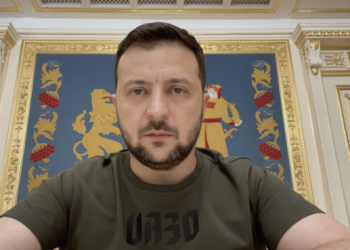 El propio Zelenski sube una foto donde se ve a un soldado ucranio con simbología nazi