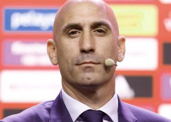 Rubiales: el beso que descubre las miserias de este mandamás del fútbol, por ejemplo, lo que cobra
