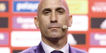 Rubiales: el beso que descubre las miserias de este mandamás del fútbol, por ejemplo, lo que cobra