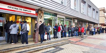 El mes de agosto registró un aumento del desempleo del 0,93% (24.826 personas)