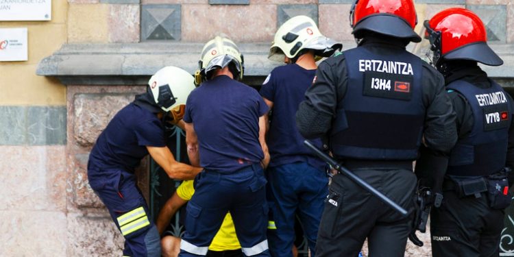 La misma policía que fue homenajeada en 2022 ha reprimido hoy a la militancia de Ernai