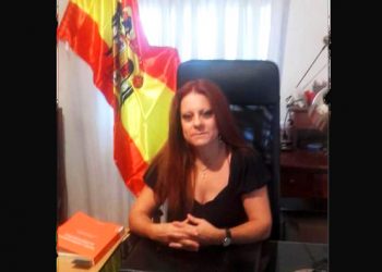 La bandera franquista protagonista en el despacho de la directora de Justicia de Aragón