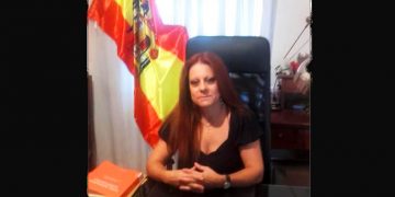La bandera franquista protagonista en el despacho de la directora de Justicia de Aragón
