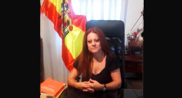 La bandera franquista protagonista en el despacho de la directora de Justicia de Aragón