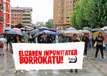 ITAIA se ha concentrado en Beasain para denunciar la impunidad de la Iglesia