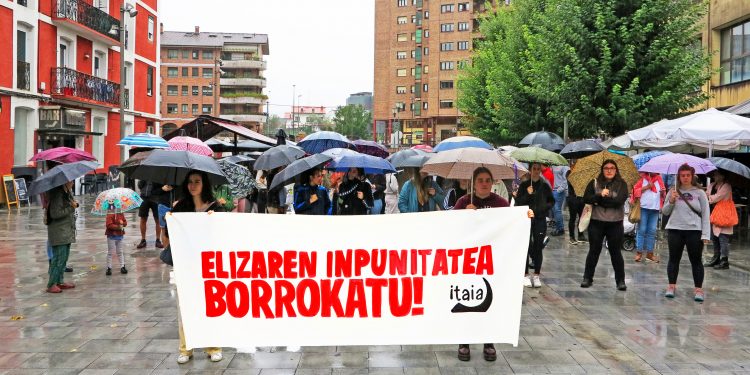 ITAIA se ha concentrado en Beasain para denunciar la impunidad de la Iglesia