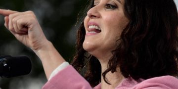 Ayuso sale en defensa de las grandes fortunas, quiere exonerarlas de impuestos