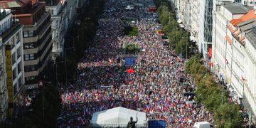 REPÚBLICA CHECA. Decenas de miles de personas se manifiestan contra el coste de la vida y la OTAN