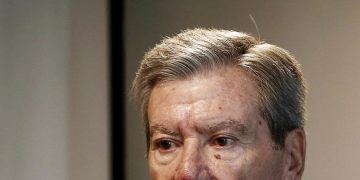 Corcuera, el ministro de Felipe de la patada en la puerta, estuvo ayer en el mitin del PP