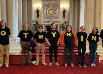 Se hacen pasar por turistas y entran en el Palacio de Buckingham con un mensaje republicano
