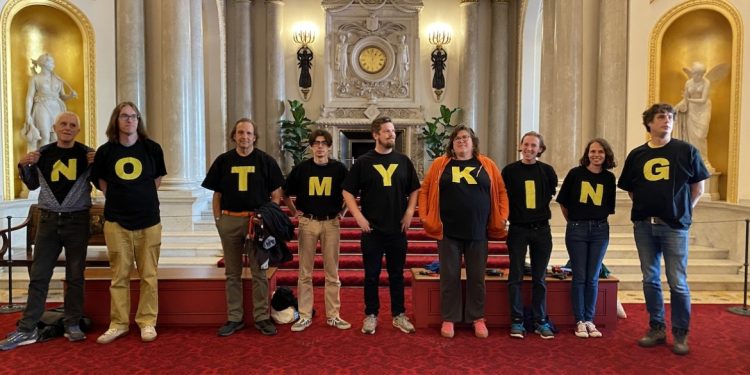 Se hacen pasar por turistas y entran en el Palacio de Buckingham con un mensaje republicano