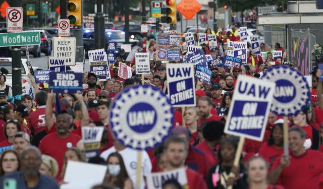 EE.UU. ¡Histórico! Los trabajadores paralizan la industria del automóvil