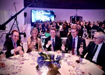 Observen la foto: Yolanda Díaz y Feijóo compartiendo mesa, brindis y risas