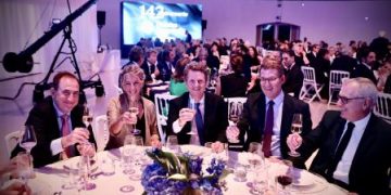 Observen la foto: Yolanda Díaz y Feijóo compartiendo mesa, brindis y risas