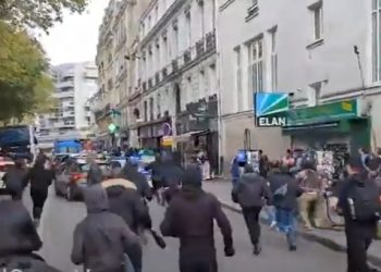 FRANCIA. Coche de la policía perseguido por manifestantes en las calles de París. «No a la violencia policial»