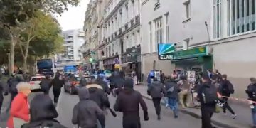 FRANCIA. Coche de la policía perseguido por manifestantes en las calles de París. «No a la violencia policial»