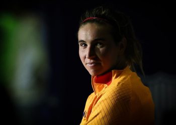 Piel fina. Una jugadora de la selección española pisa la bandera y la derecha se excita (Video)