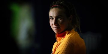 Piel fina. Una jugadora de la selección española pisa la bandera y la derecha se excita (Video)