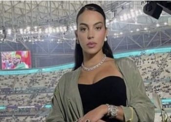 Exhibiendo joyas: anillos, brazaletes, pendientes, collar… y bolso