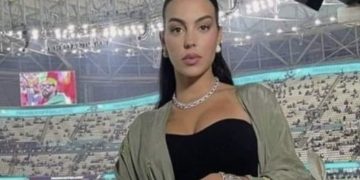 Exhibiendo joyas: anillos, brazaletes, pendientes, collar… y bolso