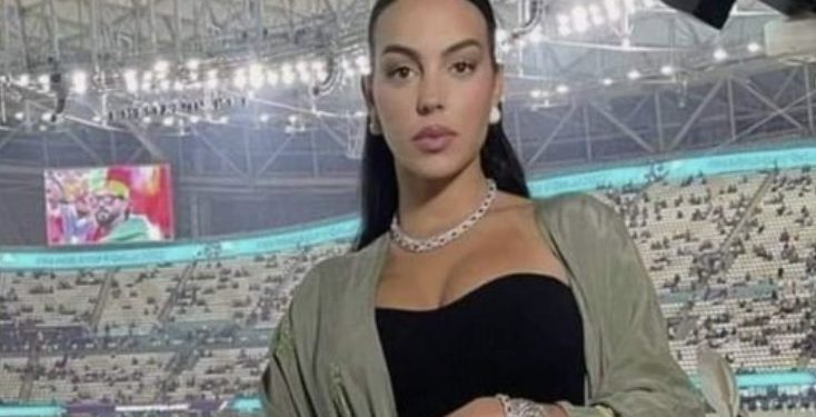 Exhibiendo joyas: anillos, brazaletes, pendientes, collar… y bolso