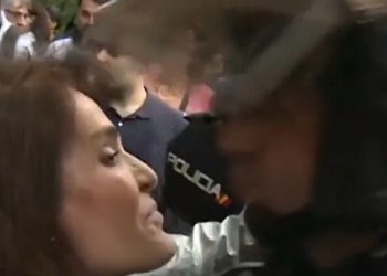 Un antidisturbios denuncia a una manifestante que lo besó hace seis años