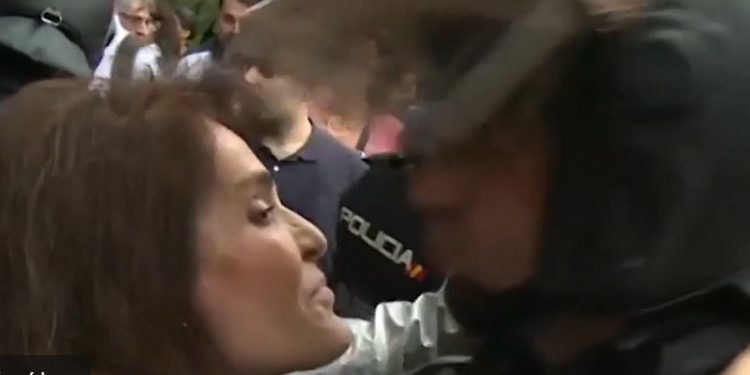 Un antidisturbios denuncia a una manifestante que lo besó hace seis años