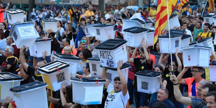 CATALUNYA. Convocan acto reivindicativo en el aniversario del referéndum que la policía reprimió con dureza