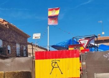 ¿Ya están aquí o nunca se fueron? Observen la bandera izada para las fiestas