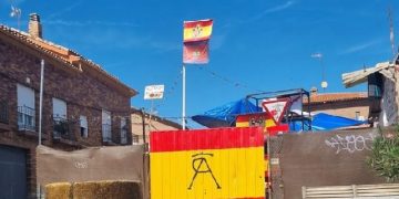 ¿Ya están aquí o nunca se fueron? Observen la bandera izada para las fiestas