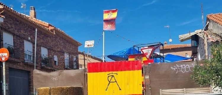 ¿Ya están aquí o nunca se fueron? Observen la bandera izada para las fiestas