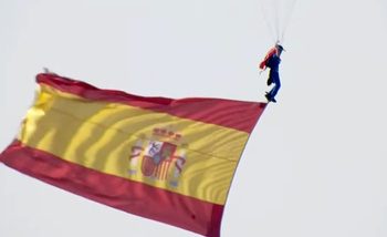 Pasado el desfile patrio el gobierno español descubre que hubo un paracaidista herido grave