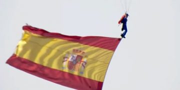 Pasado el desfile patrio el gobierno español descubre que hubo un paracaidista herido grave