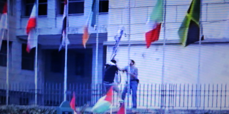 ITALIA. Un joven arrancó la bandera israelí de la sede de la FAO en Roma (vídeo)