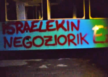 Hacen pintadas en la CAF de Beasain por su complicidad con el gobierno sionista (vídeo)