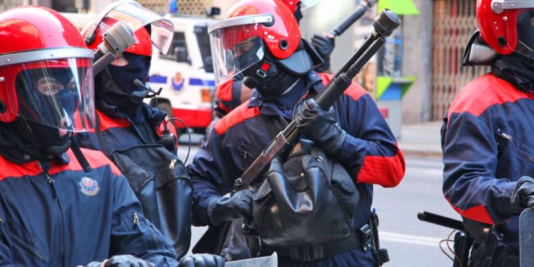 Cualquier excusa es buena para que la Ertzaintza quiera ir armada hasta los dientes