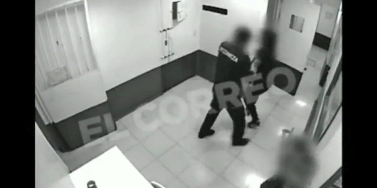 Mujer golpeada en comisaría de la Ertzaintza, sometida a juicio al ser denunciada por su agresor