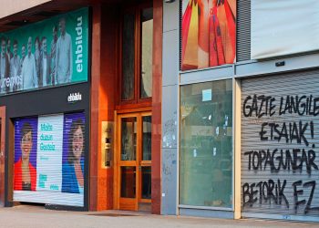 Hacen pintadas en sedes de EH Bildu por su prohibición del Encuentro Socialista
