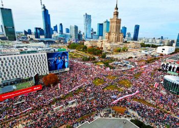 POLONIA. Miles de personas se manifestaron en Varsovia contra la gestión del gobierno