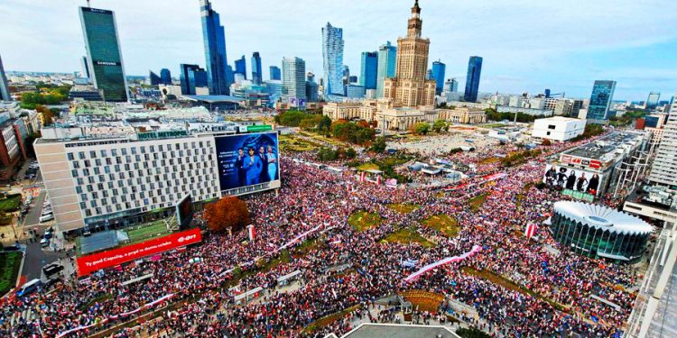 POLONIA. Miles de personas se manifestaron en Varsovia contra la gestión del gobierno