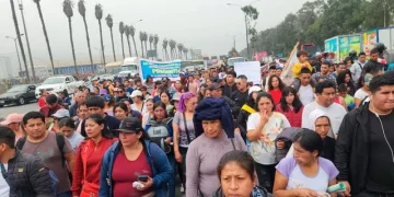 PERÚ. Miles de personas se manifiestan pidiendo agua potable