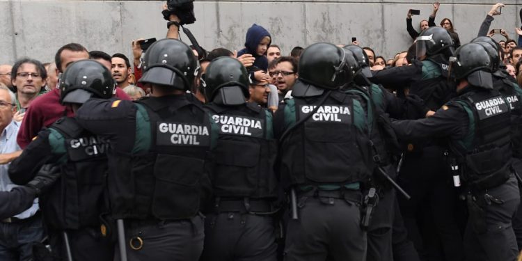 1-O, el día que los catalanes quisieron votar y la Guardia Civil intentó impedirlo