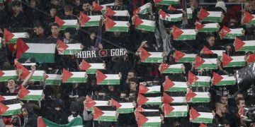 La afición del Osasuna muestra su apoyo al pueblo palestino y repudio a un jugador israelí de extrema derecha